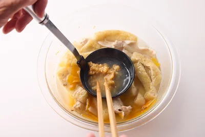 味噌を溶き入れる