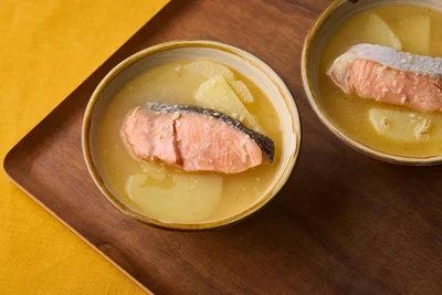 鮭とじゃがいもの味噌バター汁