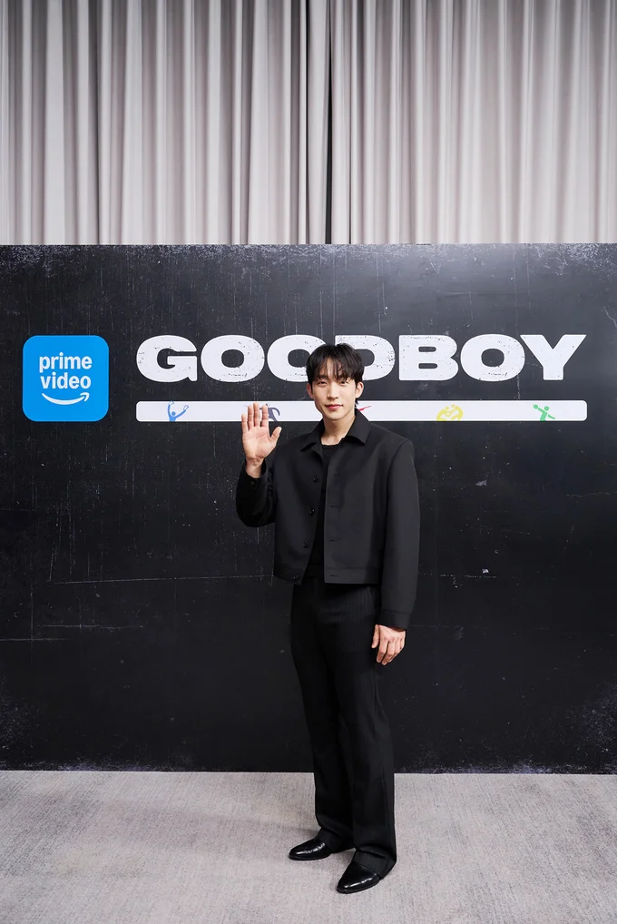 フェンシングの銀メダリストのキム・ジョンヒョンを演じる