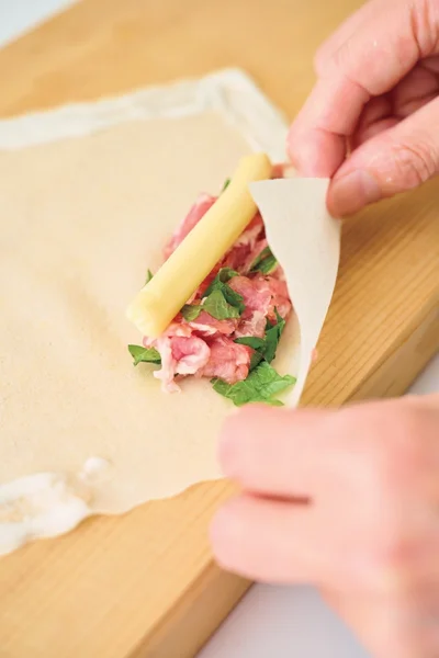 『手間なし具材を春巻きの皮で巻いて』