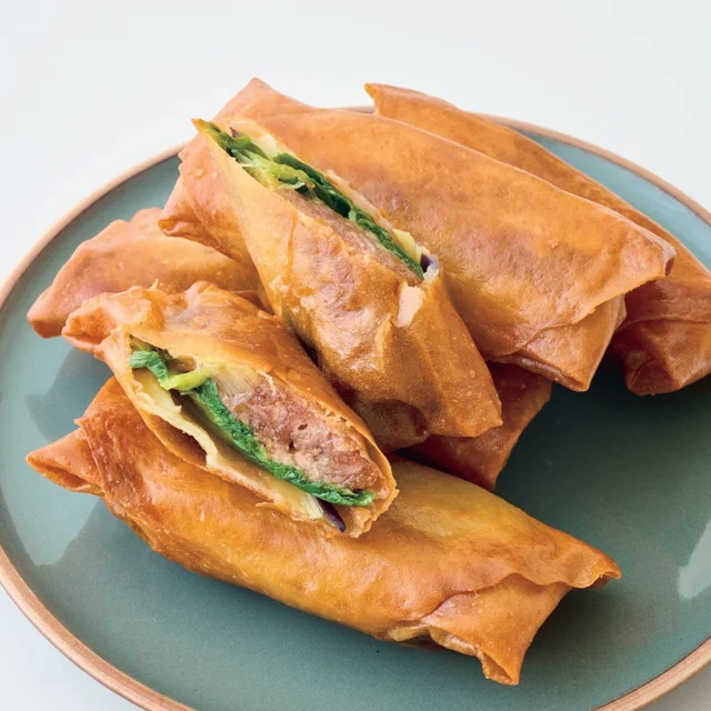 お肉も野菜もたっぷりで大満足！手間いらずでご飯がすすむ「春巻き」レシピ2品