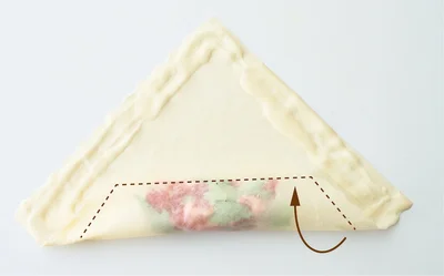 「基本の巻き方」①　春巻きの皮をひし形に置き、手前に具材を横長に重ねる。手前2辺の上半分と奥側2辺にのりをぬり、手前から1回しっかりと、さらにもう1 回少しふんわりと巻く。