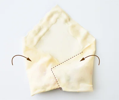 「基本の巻き方」②　皮の左右両側を内側に折り畳む。