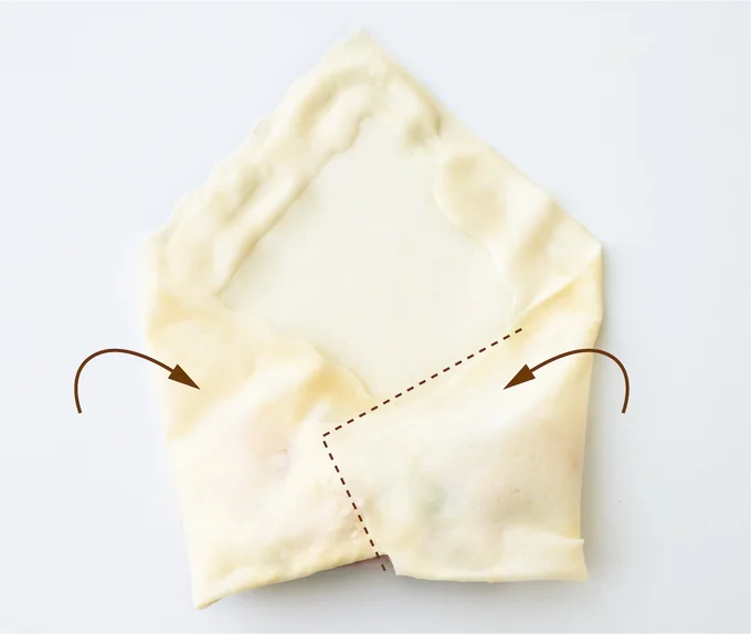 「基本の巻き方」②　皮の左右両側を内側に折り畳む。