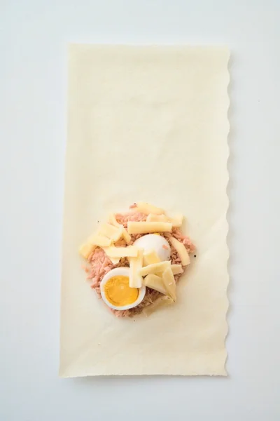 ツナとうずら卵のチーズ春巻き