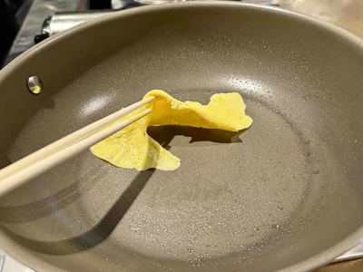 卵を焼いてもご覧の通りくっつかない！