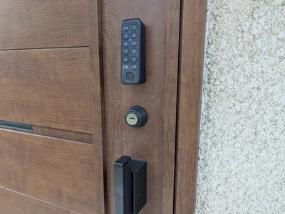 玄関に後付けできる指紋認証パット。SwitchBot スマートロック