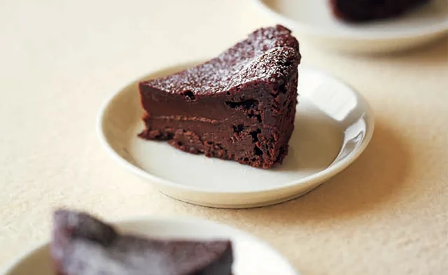 チョコの温めはレンジで手軽に。材料3つで作る「ガトーショコラ」