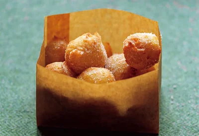 混ぜて揚げるだけ！ 素朴な甘さでペロリと食べられる「豆腐ドーナツ」