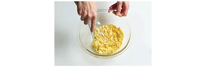 ボウルに豆腐と卵を入れ、泡立て器で豆腐が細かくなるまでよく混ぜる