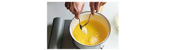 スプーンなどを使って一口大にすくい、160℃前後に熱した油できつね色になるまで揚げる