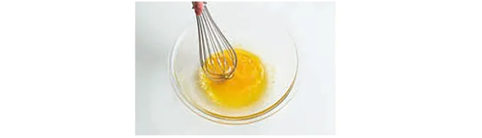 ボウルに卵とはちみつを入れ、泡立て器でよく溶いたら、グラニュー糖を加えて混ぜる