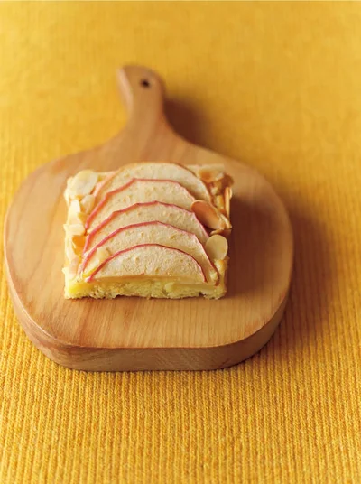 隙間に並べたアーモンドも香ばしいアクセントに