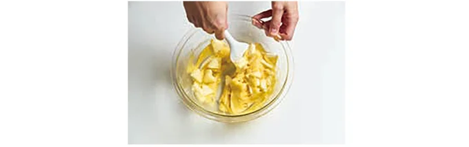 粉類をふるい入れて粉気がなくなるまで混ぜたら、いちょう切りのりんごを加えてゴムべらで混ぜる