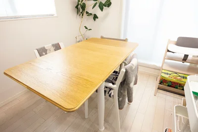【AFTER】テーブルの上を更地にすれば、食事、遊び、勉強など、何にでも活用できる！（まだある！ビフォーアフター例→次へ）