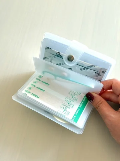 カードケースには常備薬、絆創膏、綿棒、パスポートのコピーなど　　▶まだある100円グッズ！