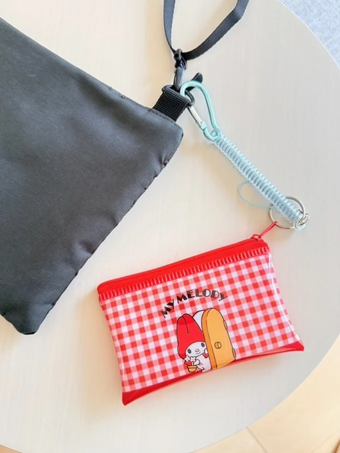 スプリングストラップで落下防止やスリ対策に　　▶まだある100円グッズ！