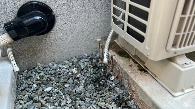 エアコンの室外機からでているドレンホース