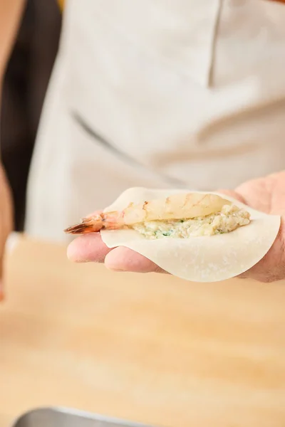 えびを尾が皮から少し出るようにのせる