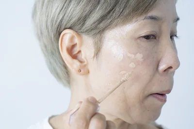 シミの上だけにごく少量を薄くのせることがポイント