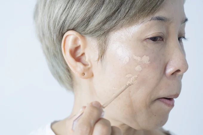 シミの上だけにごく少量を薄くのせることがポイント