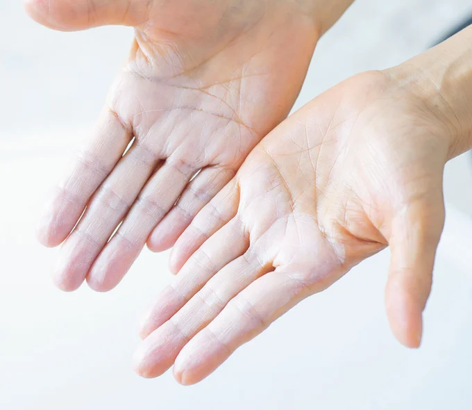 両手になじませる