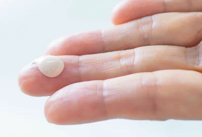 少量の下地を手にとり、両手のひらをすり合わせて薄くのばします