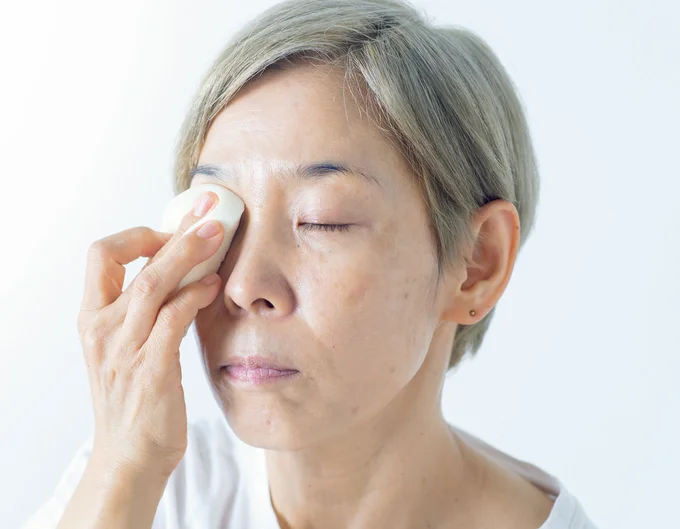 スポンジで押さえる