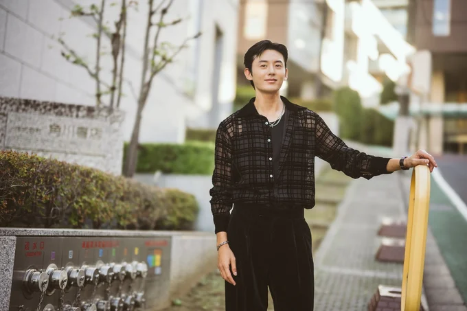 とにかく周囲のスタッフにも通りすがりの方にもとっても優しいジフンさん！散歩されている方に声をかけられるとニコニコと対応されていました。肩幅が広く、顔が小さい！スタイル抜群でスタイルも驚き！