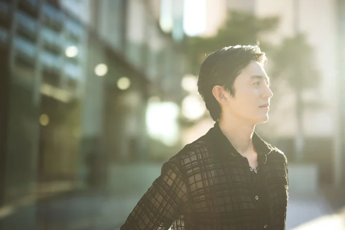 光に包まれて美しいジフンさん