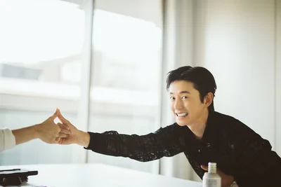 「約束！」のポーズ。前回来日された際、次回も取材させてほしいというお話をしたところ同じように「約束！」をしてくださり、逆オファーまでしてくださったジフンさんに感動