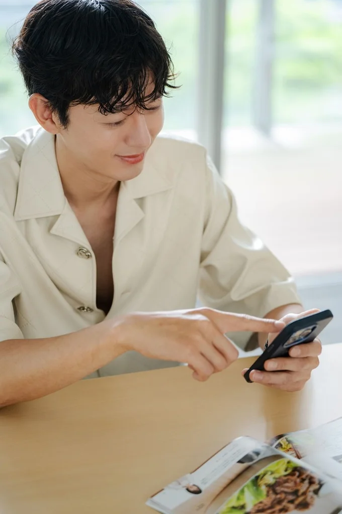 「料理大好きですよ！」と自分で作った料理を見せてくれたイ・ジフンさん（▶次へ）