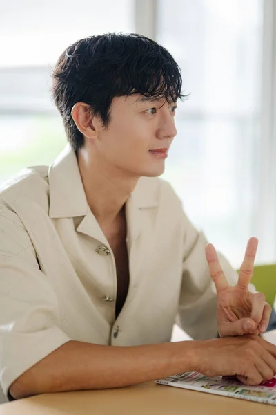 インタビュー中にカメラマンに向かってピースサインをしてくれるおちゃめなジフンさんでした。とにかく優しい！映画『アンダー・ユア・ベッド』では暗く、コ・ゴン役では険しい顔が多かったのでギャップ萌え！（▶次へ）