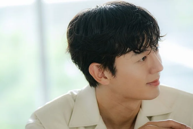 難しい役柄について真剣に語ってくれるイ・ジフンさん。優しい眼差しにスタッフも感激（▶次へ）