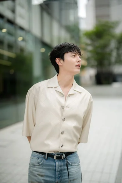 スラリとしたスタイルが魅力的なイ・ジフン（▶次へ）