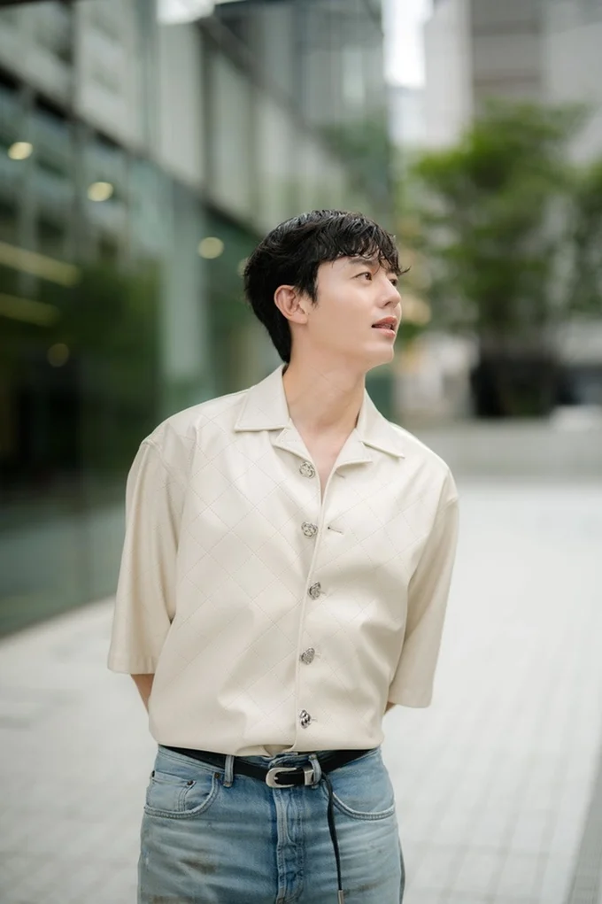 スラリとしたスタイルが魅力的なイ・ジフン（▶次へ）