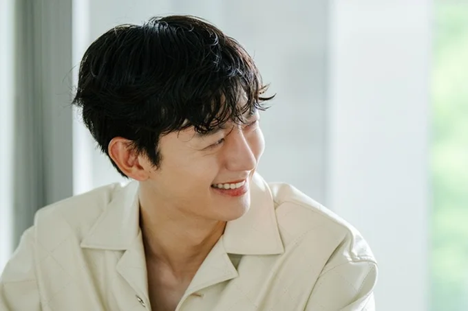 インタビュー中の笑顔。最新映画や『王女ピョンガン』の武将の時とは違うやわらかな素顔にキュン！（▶次へ）