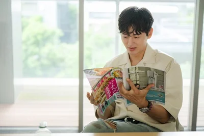 レタスクラブを真剣に見るイ・ジフンさん（▶次へ）