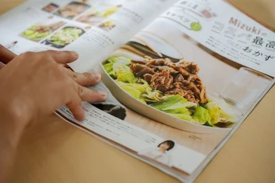 「豚こまキャベツマウンテン」を指さして「これ食べてみたいです！」（▶次へ）