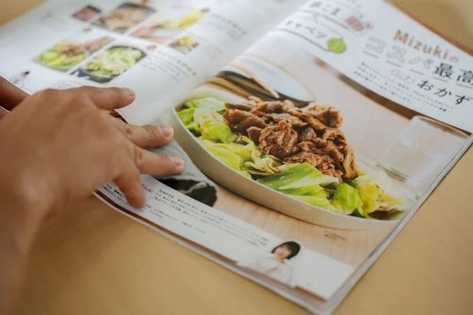 「豚こまキャベツマウンテン」を指さして「これ食べてみたいです！」（▶次へ）