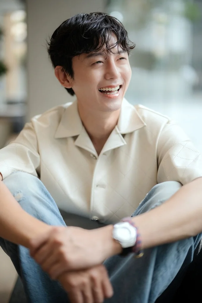 ほんわかな雰囲気で、笑顔を見せるイ・ジフン（▶次へ）