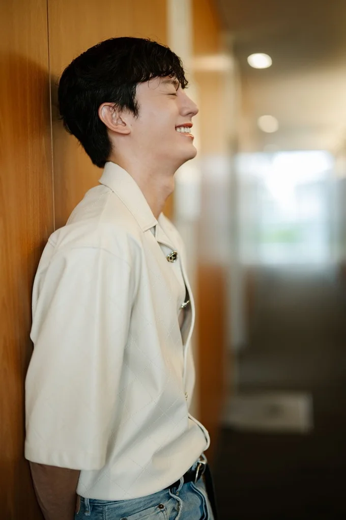 自然な表情が魅力的なイ・ジフン。周囲のスタッフのコメントについ吹き出した瞬間（▶次へ）