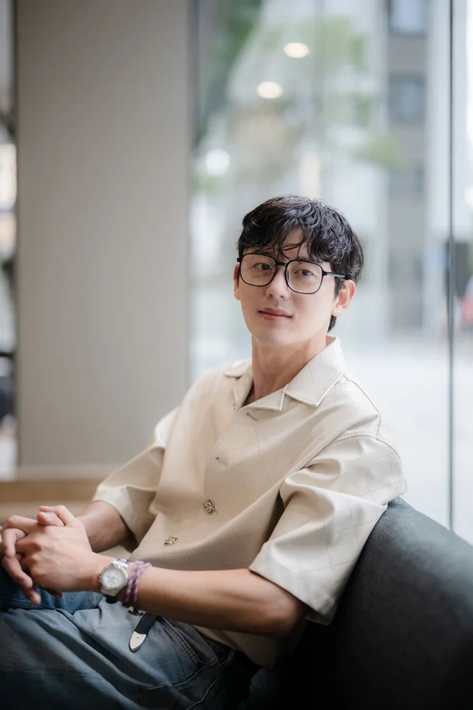 スタッフが用意したメガネも快くかけてくれたイ・ジフン（▶次へ）