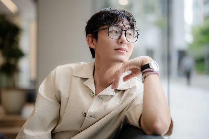 撮影中、鏡越しに目が合った小学生に手を振ってくれた場面も（▶次へ）