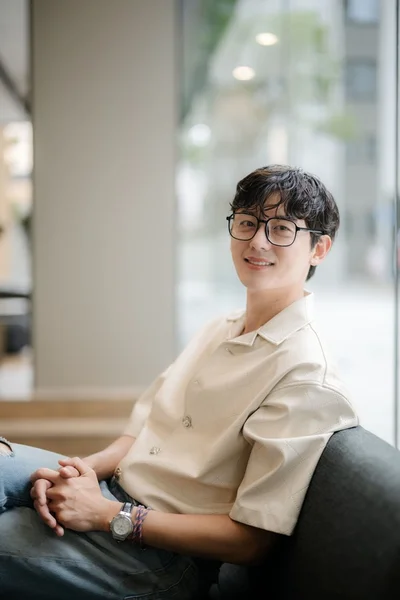 メガネをかけてほしい！というリクエストにも快く応じてくれたジフンさん（▶次へ）