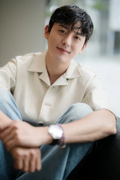 靴を脱いでソファーにすわっていただけますか？というと快く応じてくれました（▶次へ）