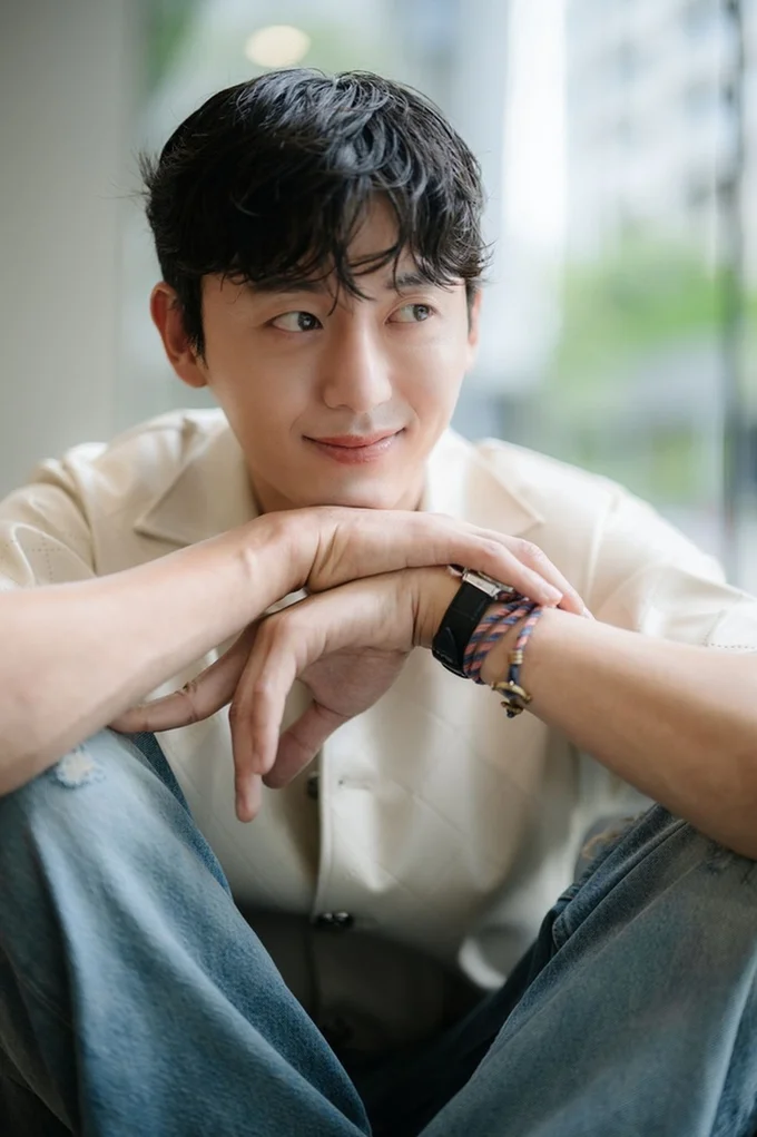 通りがかった小学生がジーっとこちらを見ていたところ、微笑みながら手を振っていたとにかく優しいジフンさん（▶次へ）