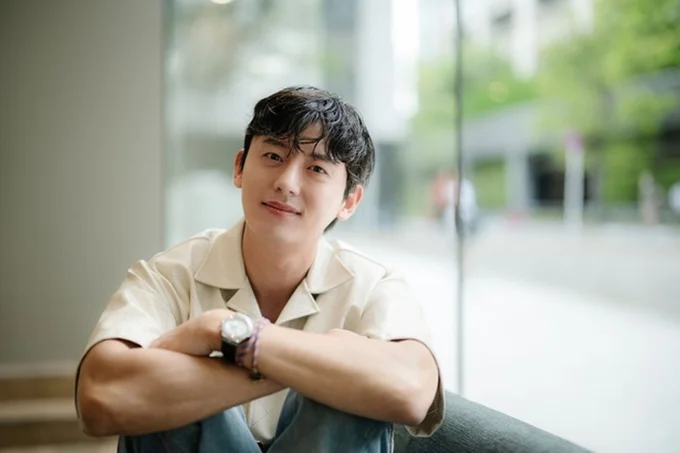 実は密かに日本語を練習していた様子をスタッフが偶然目撃していました。一生懸命な様子に、感動！（▶次へ）