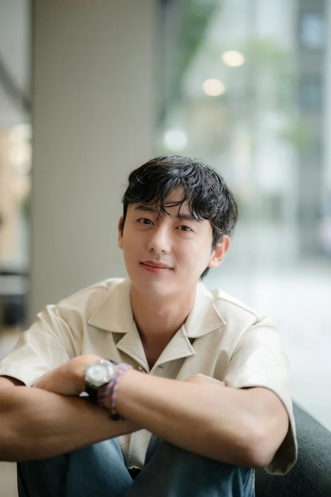 次々とマスコミが訪れて来日インタビューを受けていたのですが一切疲れを見せないジフンさん（▶次へ）