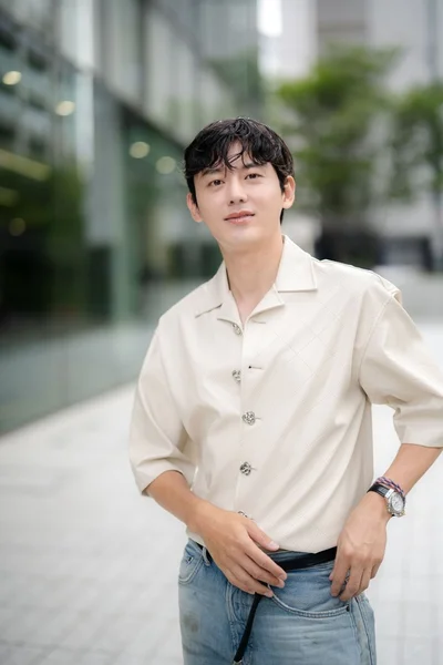 背が高く、顔が小さいジフンさん。スタイルのよさにスタッフも感激（▶次へ）